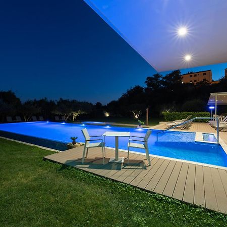 Hotel Salona Palace Экстерьер фото