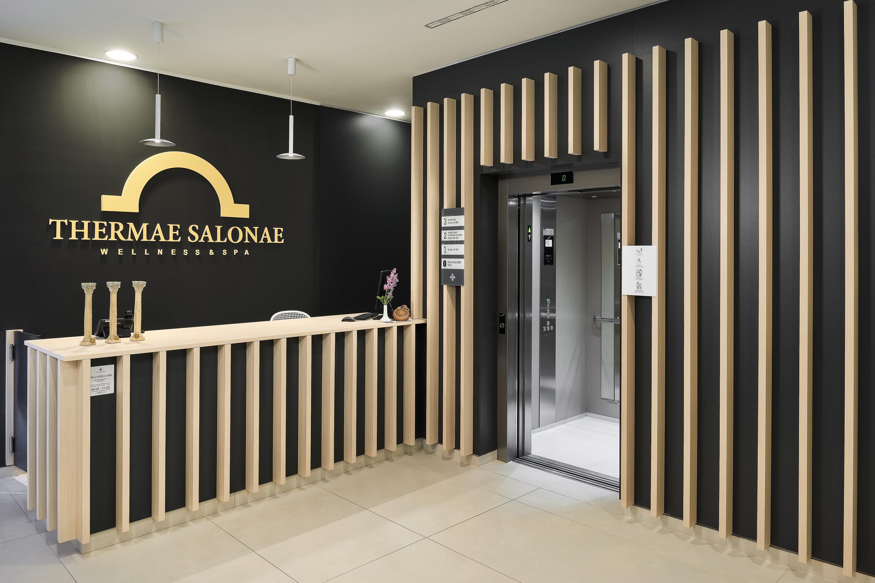 Hotel Salona Palace Экстерьер фото