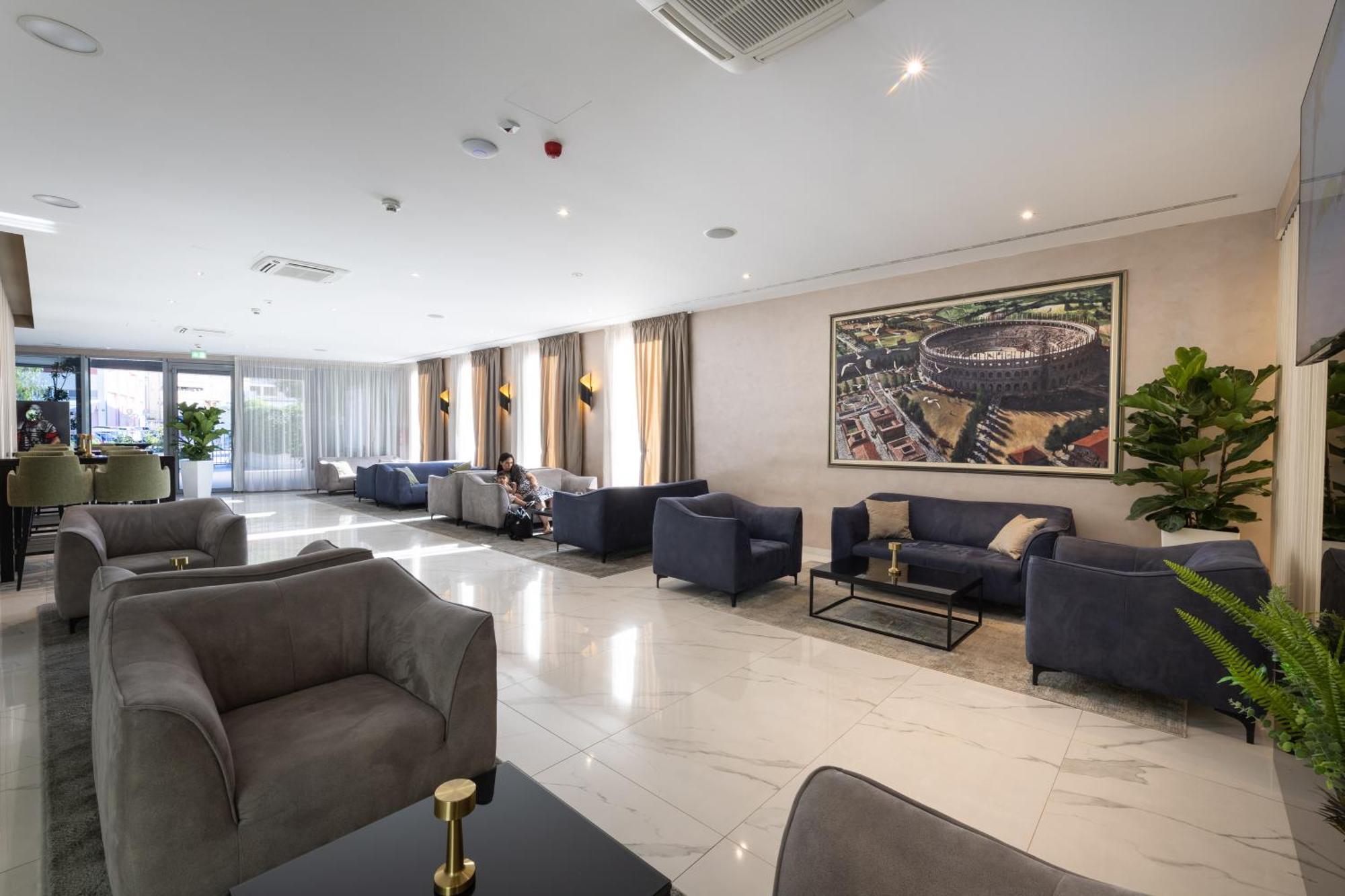 Hotel Salona Palace Экстерьер фото