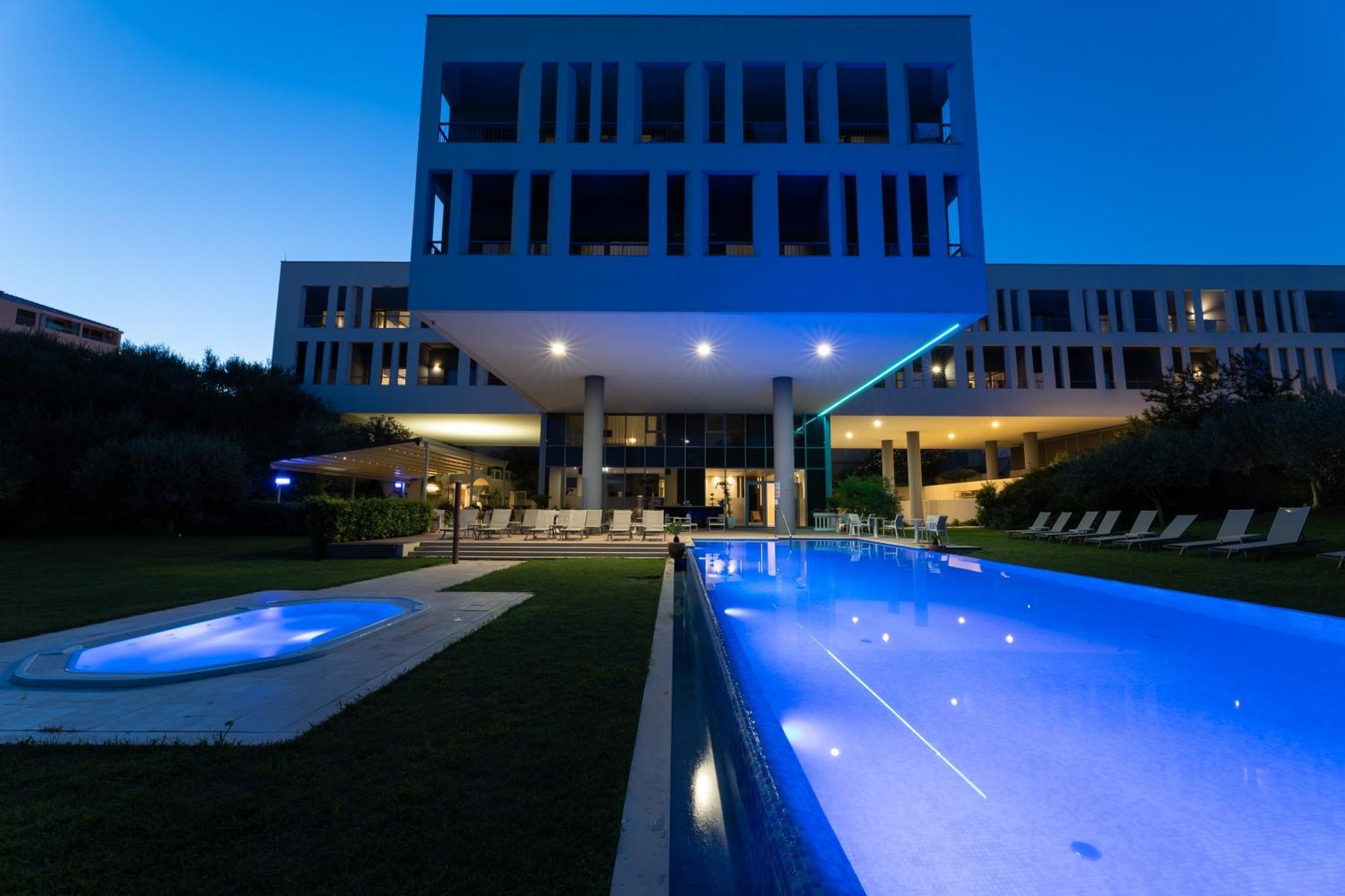 Hotel Salona Palace Экстерьер фото