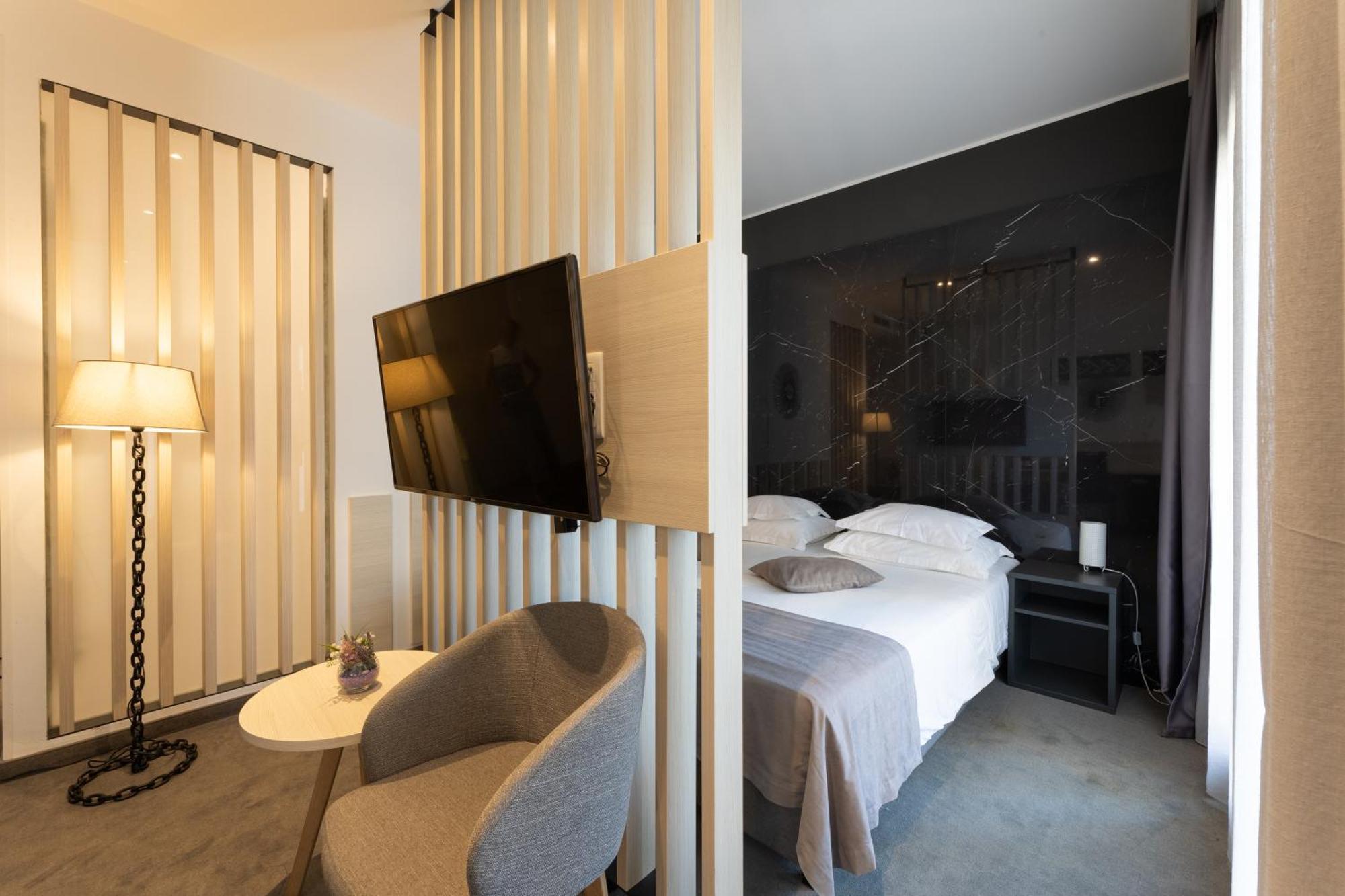 Hotel Salona Palace Экстерьер фото