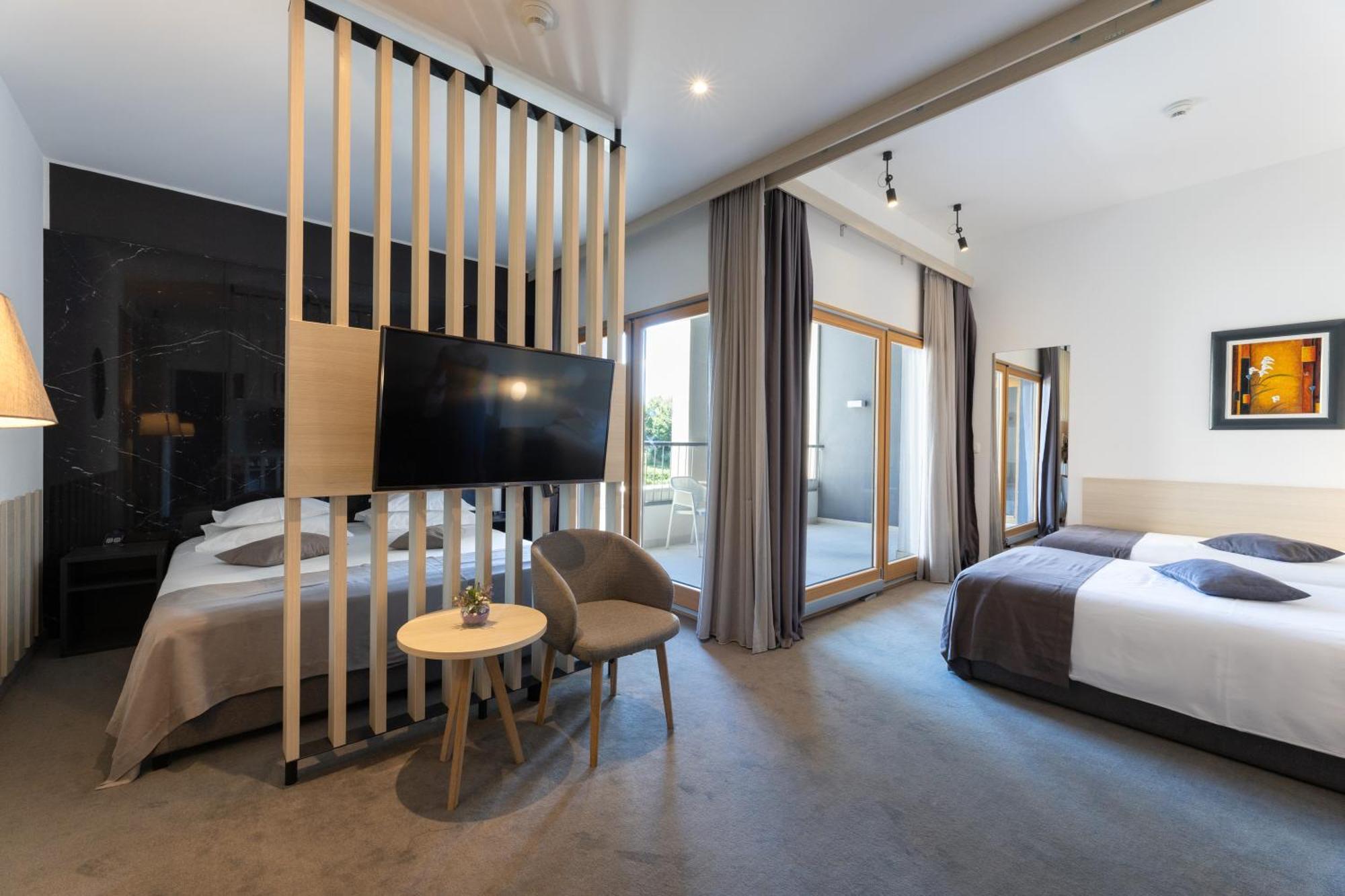 Hotel Salona Palace Экстерьер фото