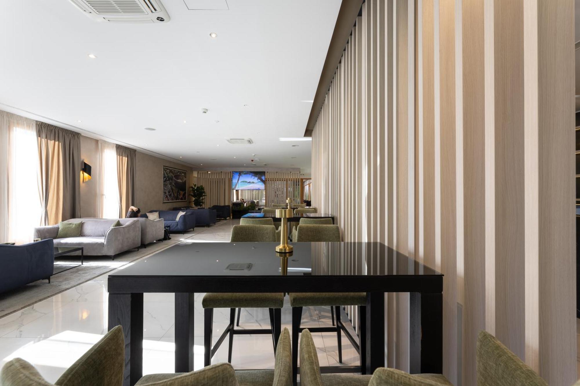 Hotel Salona Palace Экстерьер фото