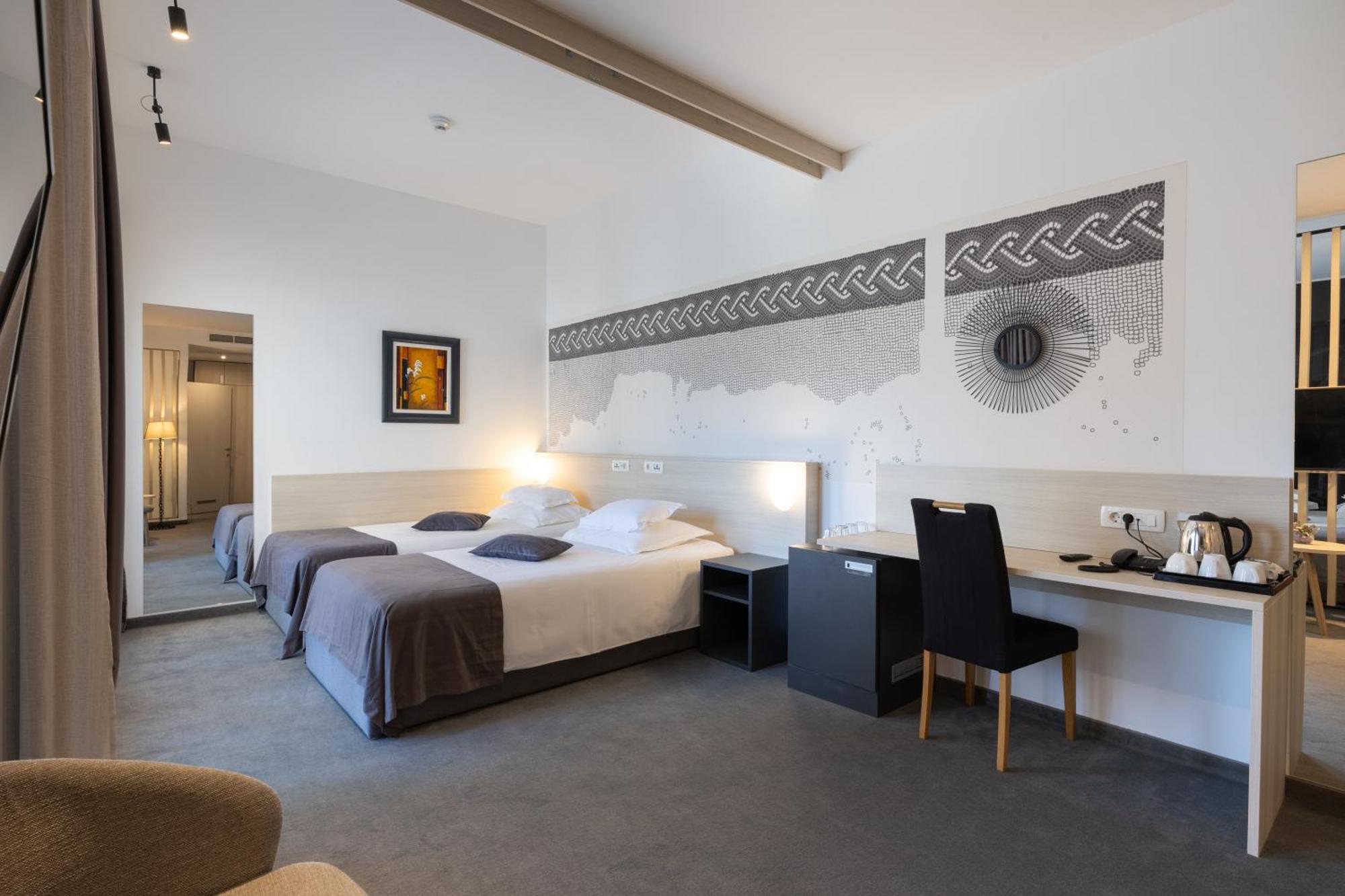 Hotel Salona Palace Экстерьер фото