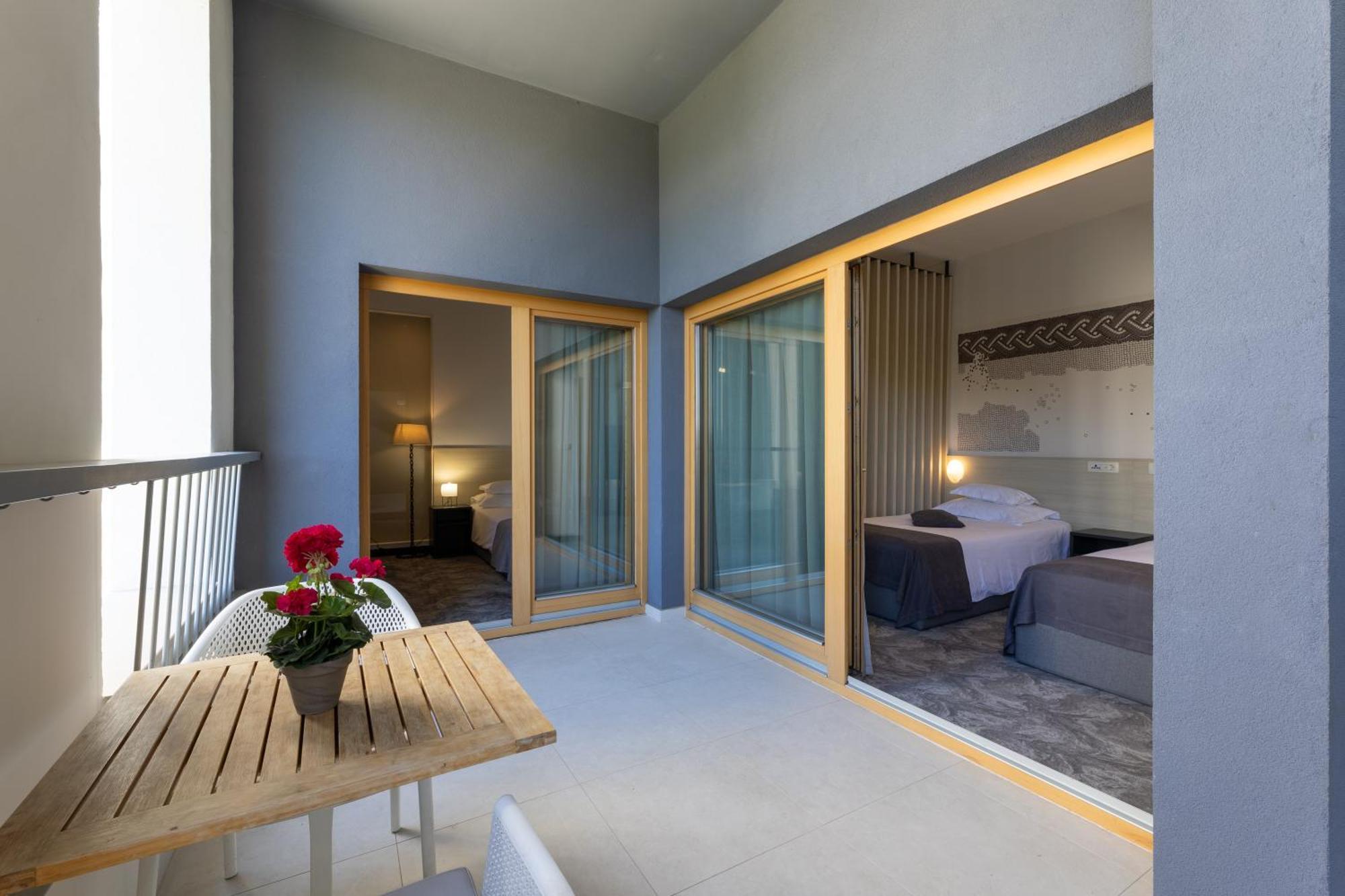 Hotel Salona Palace Экстерьер фото