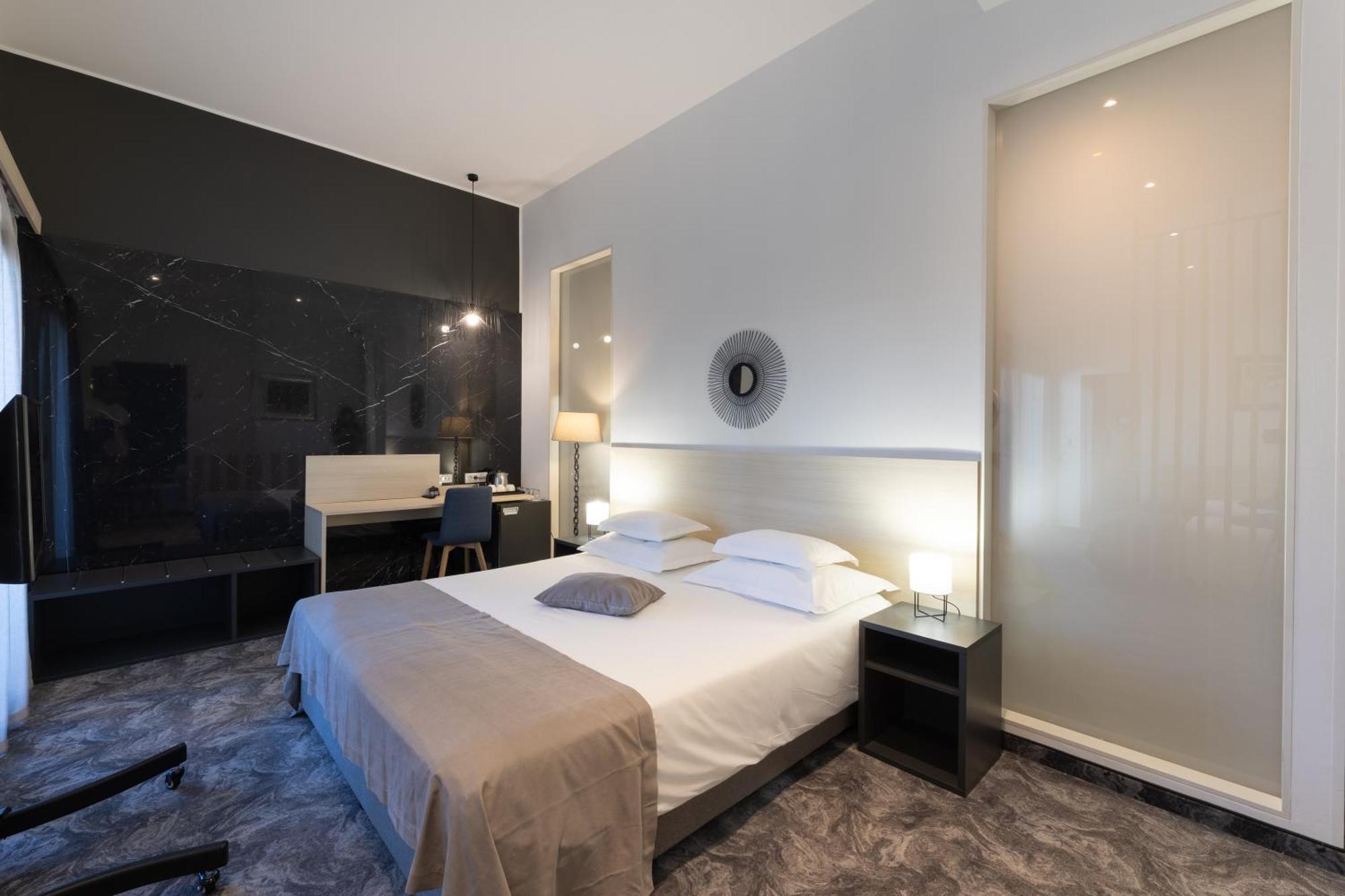 Hotel Salona Palace Экстерьер фото