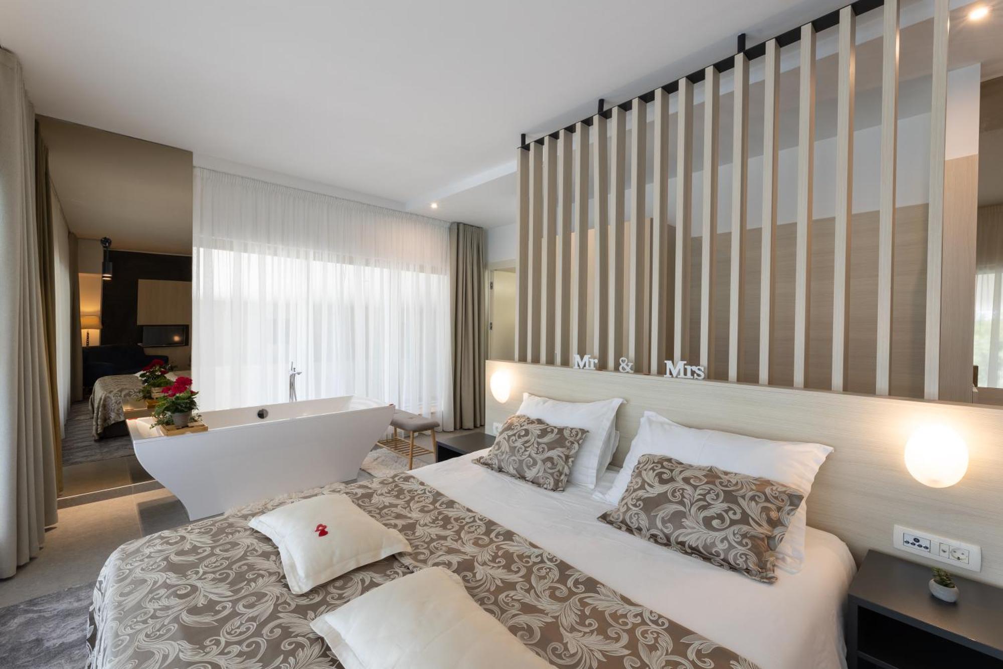 Hotel Salona Palace Экстерьер фото
