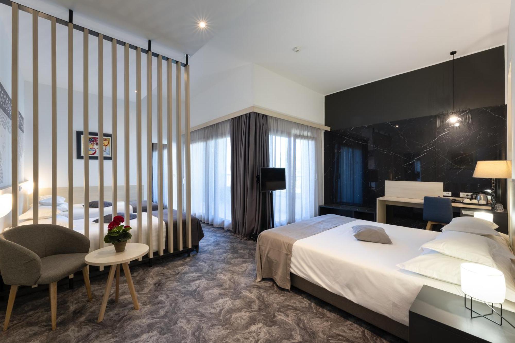 Hotel Salona Palace Экстерьер фото