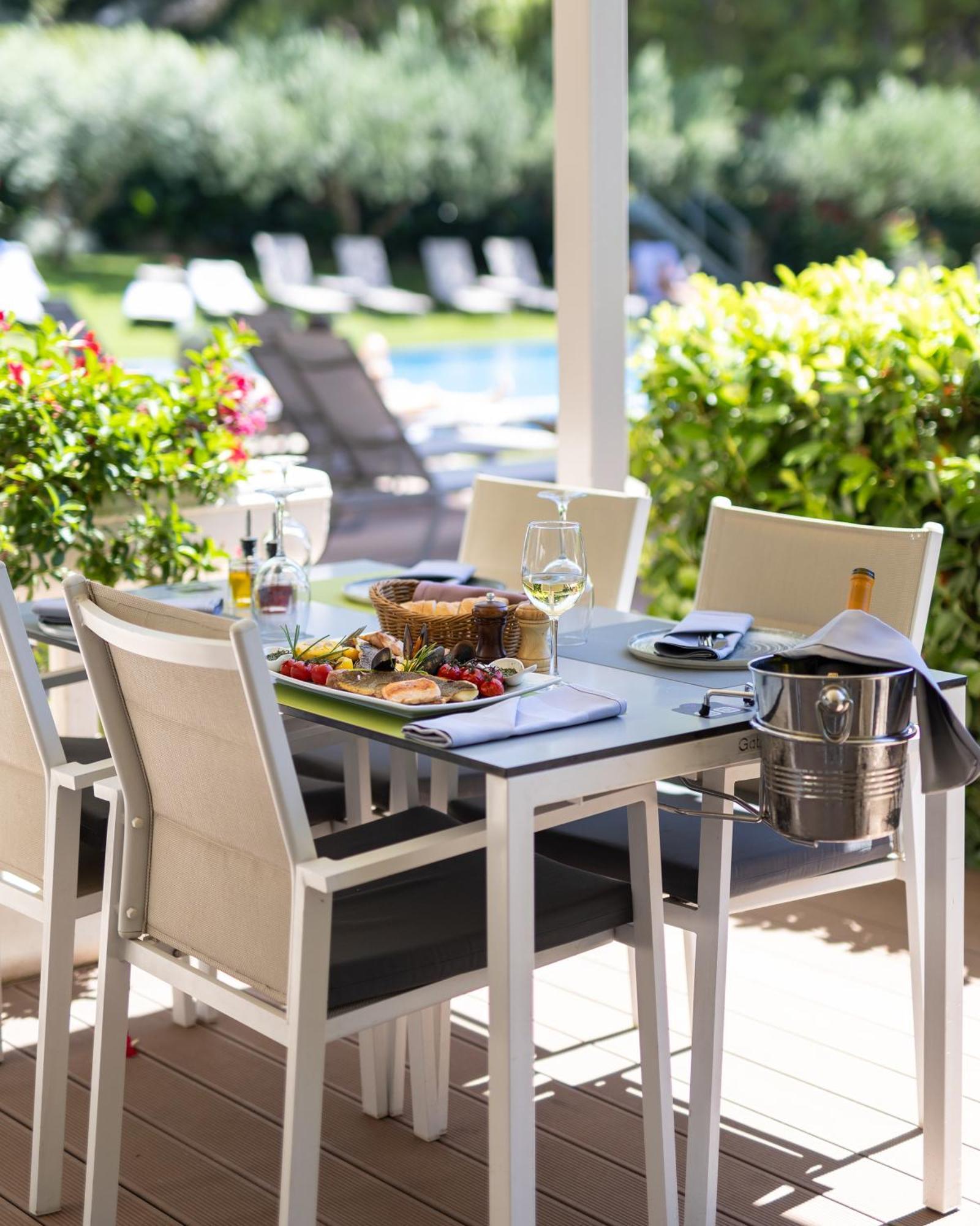 Hotel Salona Palace Экстерьер фото