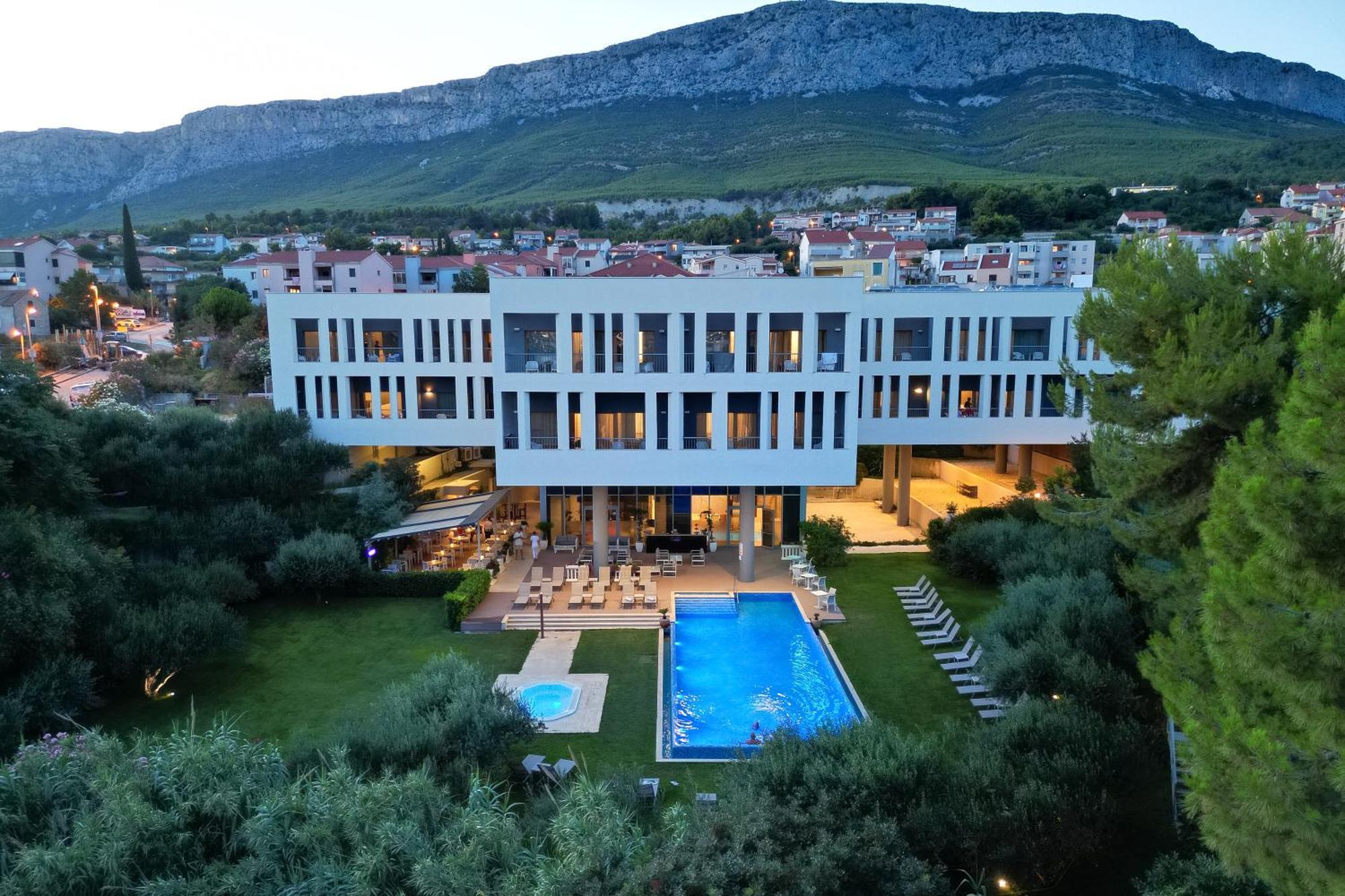 Hotel Salona Palace Экстерьер фото
