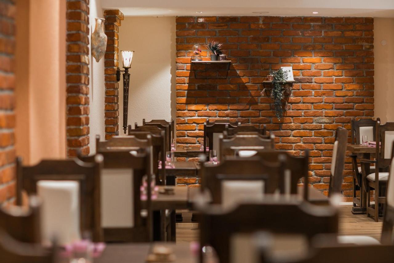 Hotel Salona Palace Экстерьер фото